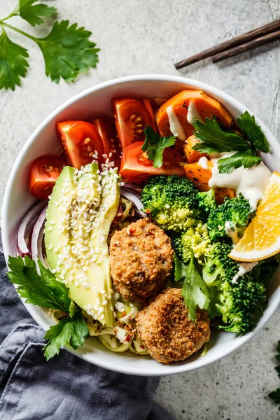 Boeddha Kom Veganistische Salade Met Avocado Zoete Aardappel Falafel Courgette — Stockfoto