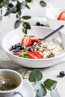 Granola, böğürtlen ve hindistan cevizli güzel bir kahvaltı..