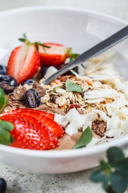 Granola, böğürtlen ve hindistan cevizli güzel bir kahvaltı..