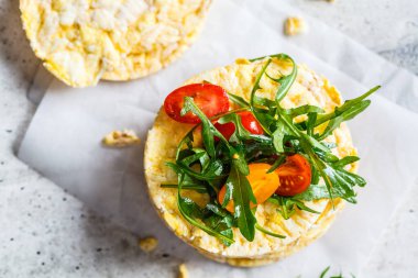 Roka ve domatesli gevrek mısır..