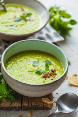 Fesleğenli yeşil bezelye çorbası. Dikey olsun. Vejetaryen gıda konsepti.