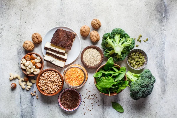 蛋白质背景的来源 顶部视图 鹰嘴豆 菠菜和西兰花是蔬菜蛋白质 — 图库照片
