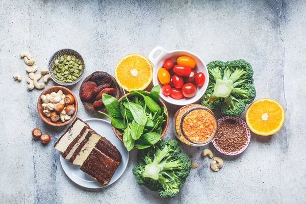 Fuentes Vegetales Fondo Hierro Harina Avena Lentejas Tofu Brócoli Albaricoques — Foto de Stock