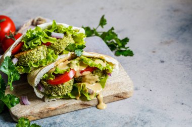 Tahtada taze sebzeli falafel var. Sağlıklı vejetaryen gıda konsepti. Arap yemeği.