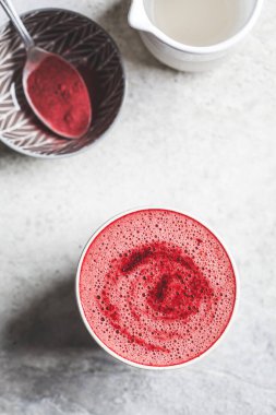 Seramik bardakta pembe pancar latte..