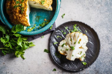 Baharatlı ve yeşillikli fırınlanmış karnabahar..