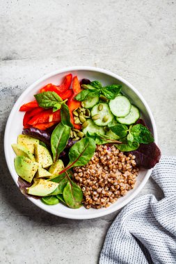 Karabuğday, sebze ve tohumlu beyaz tabakta Buda kasesi salatası..