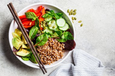Karabuğday, sebze ve tohumlu beyaz tabakta Buda kasesi salatası..