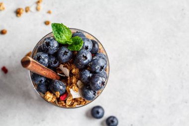 Granola ve böğürtlenli bir bardakta kahvaltı..