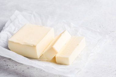 Kağıda dilimlenmiş tereyağı, boşluğu kopyala.