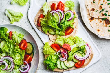 Taze sebzeli Pitas. Sağlıklı vejetaryen gıda kavramı.