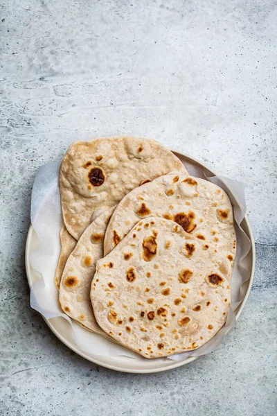 Pita Chapati India Casera Sobre Fondo Gris Concepto Cocina Vegetariana — Foto de Stock