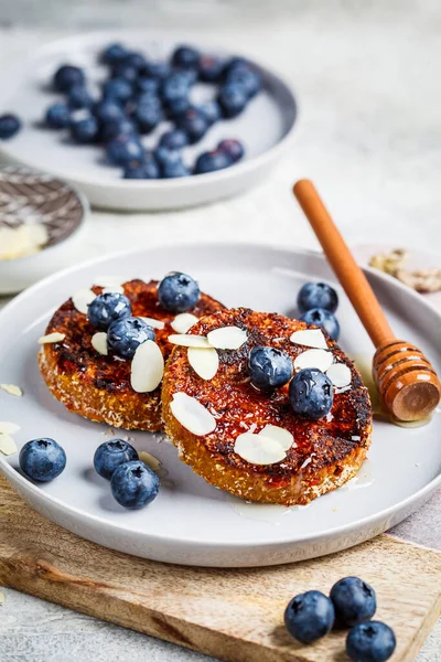 Tofu Tvarohové Koláče Borůvkami Šedém Talíři Zdravé Veganské Jídlo Koncept — Stock fotografie