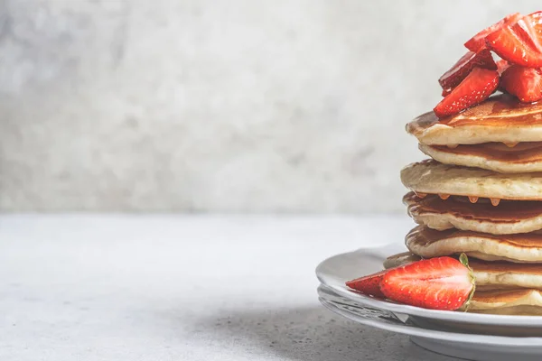 Pfannkuchenstapel Mit Erdbeeren Und Honig Auf Weißem Teller — Stockfoto