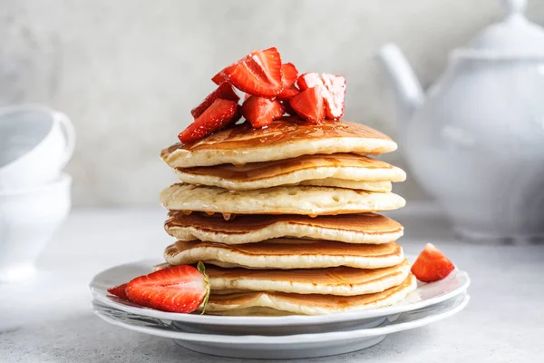 Pila Panqueques Con Fresas Miel Plato Blanco — Foto de Stock