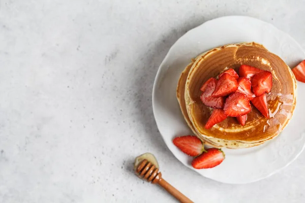 Pfannkuchen Mit Erdbeeren Und Honig Auf Einem Weißen Teller — Stockfoto