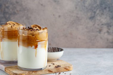 Soğuk dalgona kahvesi. Kore akım içeceği. Soğuk süt ve cam bardakta kremalı kahve..