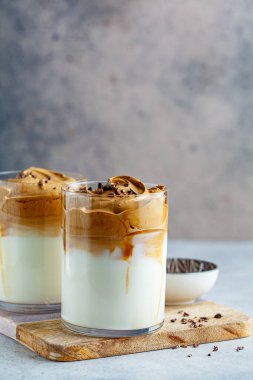 Soğuk dalgona kahvesi. Kore akım içeceği. Soğuk süt ve cam bardakta kremalı kahve..