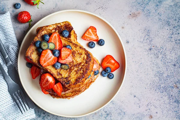 Traditionelle Französische Toasts Mit Blaubeeren Und Erdbeeren Auf Einem Weißen — Stockfoto