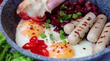 Ekmek, yumurta, sosis ve fasulye ile yemek, tavada kahvaltı. Ev yapımı kahvaltı kavramı.