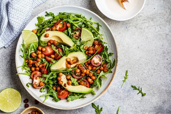 Geroosterde Kikkererwtensalade Met Avocado Tomaten Een Witte Kom Gezond Veganistisch — Stockfoto