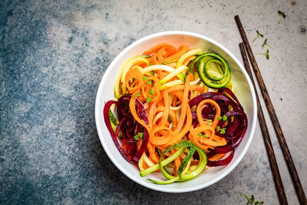 蔬菜面 西葫芦 甜菜和胡萝卜在一个碗里 深色背景 生素食 — 图库照片