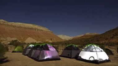 Zaman atlamalı yıldız gökyüzünün görüntülenmesi üzerinde alan ve altun-Emel, Kazakistan, kamp çadırları.