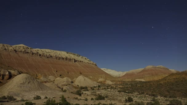 Étoiles intemporelles et lune dans le ciel nocturne du canyon . — Video