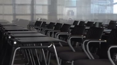 Boş Konferans Salonu Odaya girmek katılımcılar için bekler