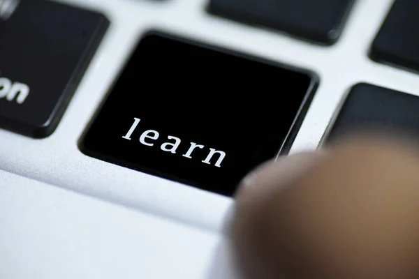 Online bilgisayar düğmesi üzerinde yazı ile öğrenme yaratıcı temsil 