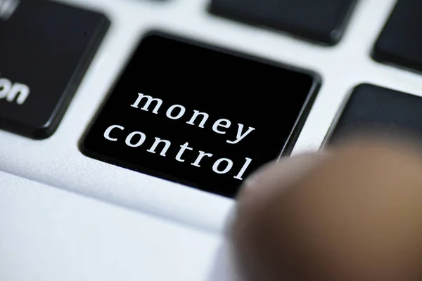 Para kontrol online bilgisayar düğmesi üzerinde yazı ile yaratıcı gösterimi 