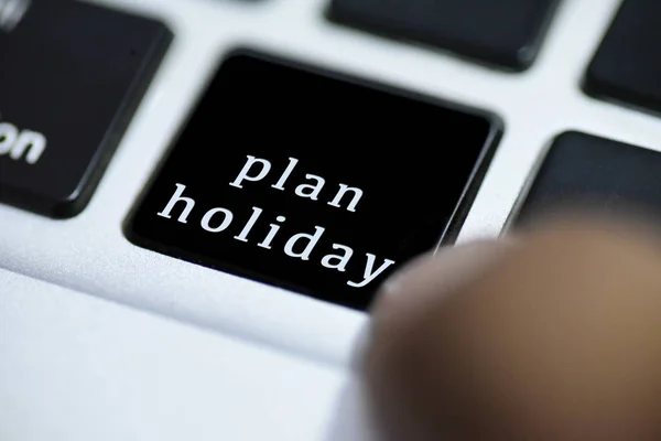 Bilgisayar düğmesi üzerinde yazı ile tatil planlama yaratıcı temsil 