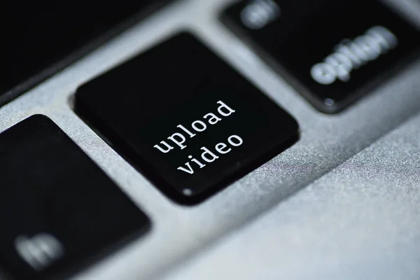 Uploading video online bilgisayar düğmesi üzerinde yazılı ile yaratıcı gösterimi 