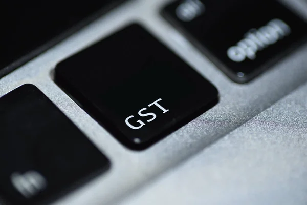 Gst online bilgisayar düğmesi üzerinde yazı ile yaratıcı gösterimi 