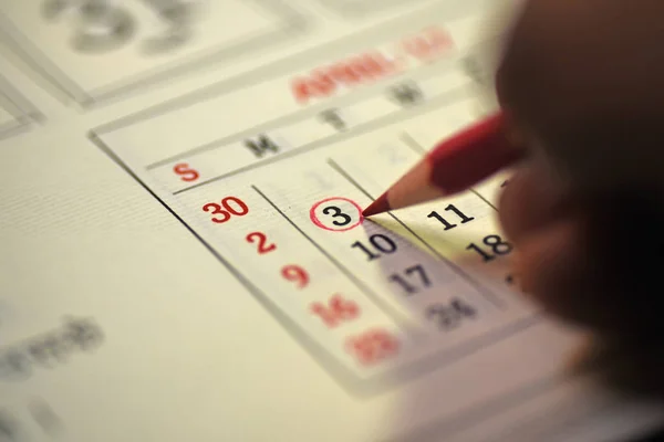 Ayın üçüncü günü içinde belgili tanımlık takvim kırmızı kalemle işaretlenmiş.