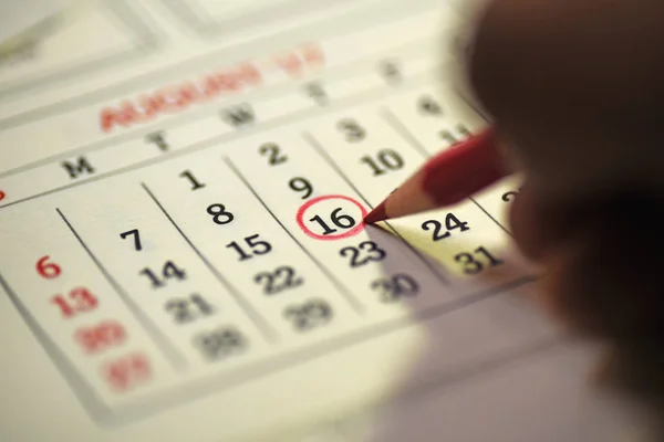 Sechzehnter Tag Des Monats Kalender Mit Rotstift Markiert lizenzfreie Stockfotos