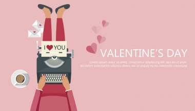 Sevgililer günü afiş. Katta oturan ve daktilo makinesi ile haber kağıt üzerinde tutan kız. Aşk kavramı. Düz vektör çizim