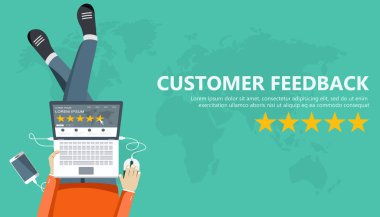 Müşteri hizmetleri illüstrasyonuna not veriyorum. Yerde oturan ve tableti kucağında tutan bir adam. Web sitesi değerlendirme ve değerlendirme konsepti. Düz vektör illüstrasyonu