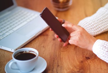 Akıllı cep telefonu kullanan bir kadına yakınlaş