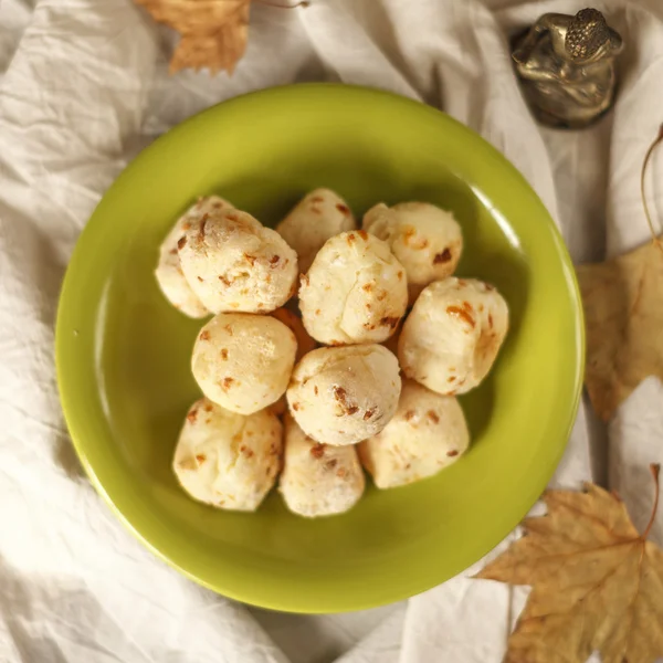 Peynir ekmek (pao de queijo) plaka. Seçici odak. 