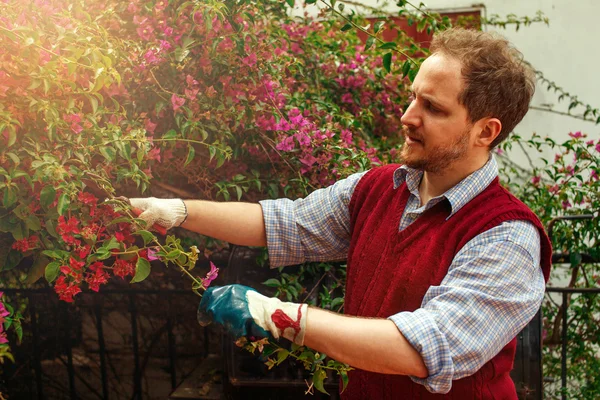 Onun Bahçe güzel bahar sabahı çalışan adam