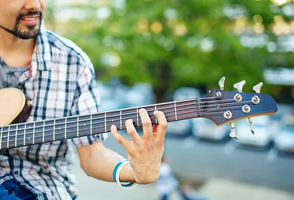 Man playing bass acoustic guitar close-up — Stock Photo, Image