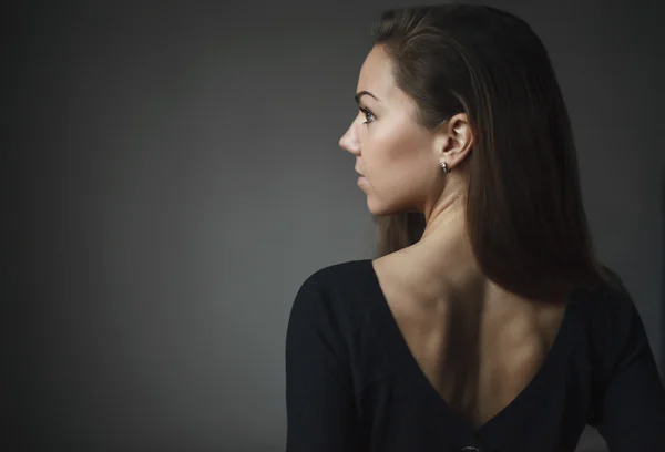 Kız boş odaya geri döner