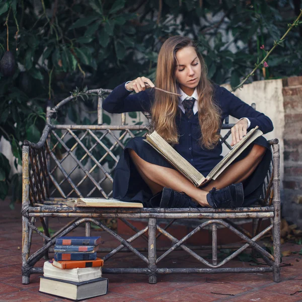 Sihirli kitaplar ile pratik genç cadı. Helloween