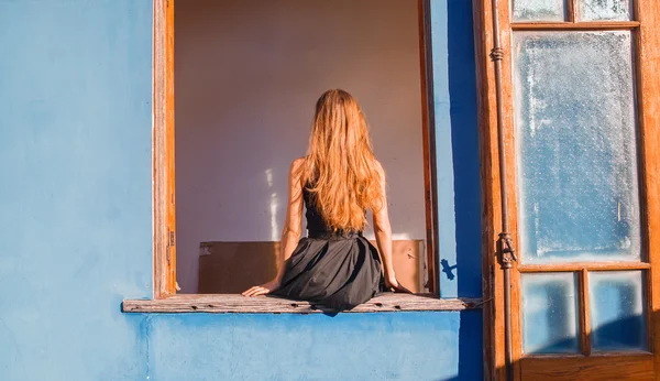 Back of beautiful girl at the window — Stock Photo, Image