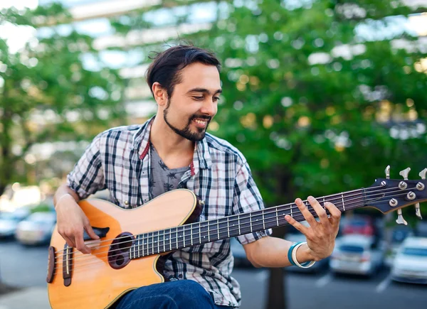Sokağın bir akustik bas gitar çalmaya adam