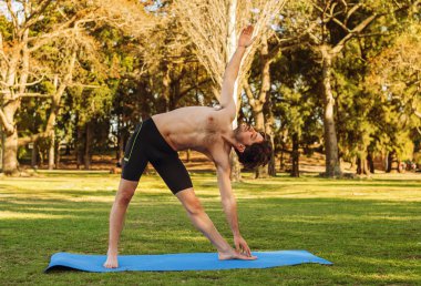 Yoga duruş parkta erkekte
