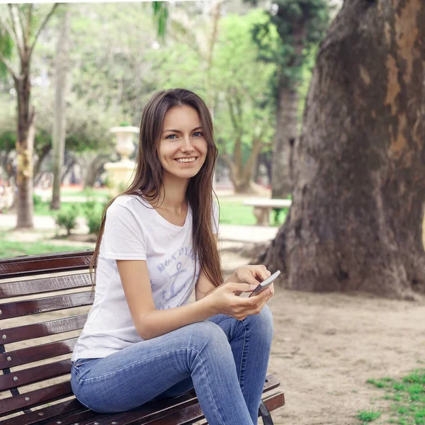 Cep telefonu parkta kızla 