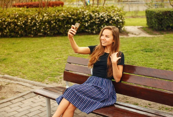 Kız bir selfie telefon ile yapıyor