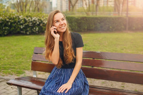 Chica hablando por teléfono al aire libre —  Fotos de Stock